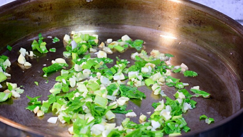 酱爆肉末茄子煲,锅中留底油,下葱姜蒜爆香