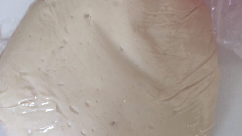 豆沙麻薯蛋黄酥,取出油皮在揉面垫上稍微揉成光滑的面团盖上保鲜膜醒45-50分钟