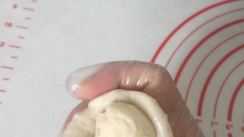 豆沙麻薯蛋黄酥,同样用虎口上推的方法左手按着油酥,右手虎口转着往上推