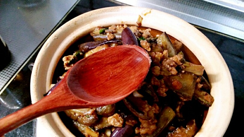 酱爆肉末茄子煲,再把菜都倒入砂锅,加入两勺热水