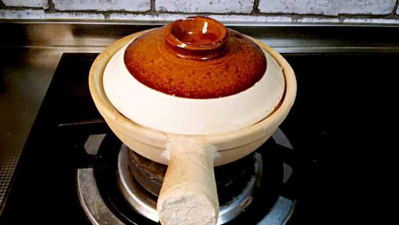 酱爆肉末茄子煲,加盖,再加热两分钟即可