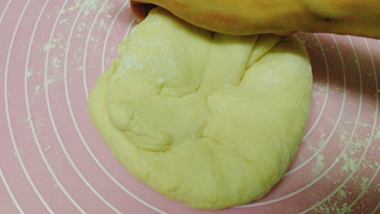 鸡蛋大肉包子,面发好后,揉排气
