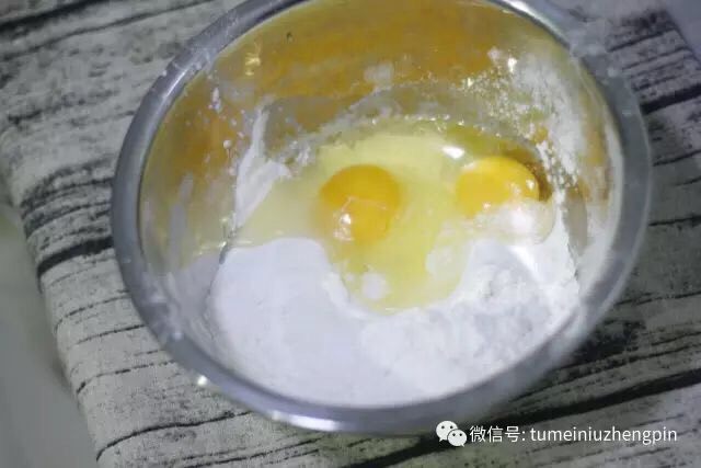 正宗老北京炸酱面,用鸡蛋代替水和面,是我妈的“秘方”,就这么让我这败家子给无私奉献了。
鸡蛋和面的比例大概在1:2