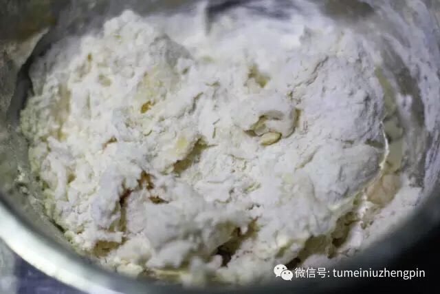 正宗老北京炸酱面,之前说过擀面条用的面团要硬,硬的意思就是你和面的时候越揉越难揉,但还是可以揉成一个硬面团。