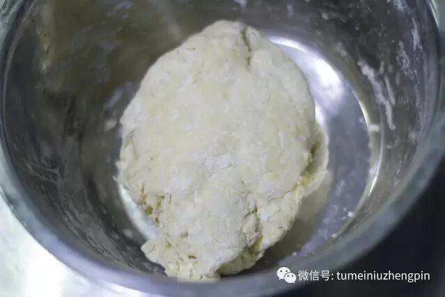正宗老北京炸酱面,尽量揉光滑,别看现在硬,盖上布醒过20分钟以后会软很多