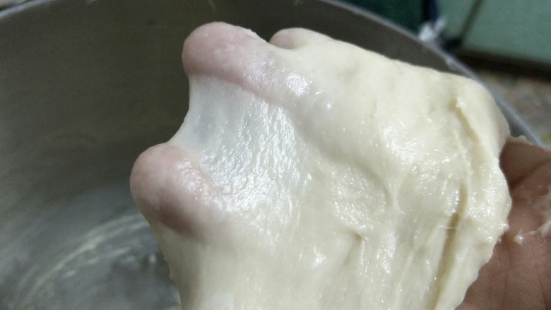 红酒果料面包,揉到面团可以出手膜的程度(图片是示例图)