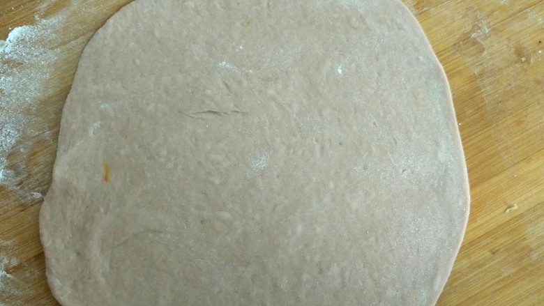 红酒果料面包,小面团用擀面杖擀圆和薄,能覆裹住大面团的程度