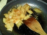 #甜味#焦糖桃子翻转蛋糕,中小火炒至呈浅焦糖色,离火晾凉