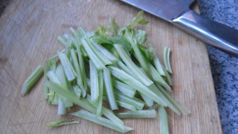 菌菇乌冬面,把芹菜洗净切段