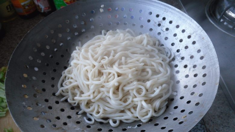 菌菇乌冬面,沥干水分备用