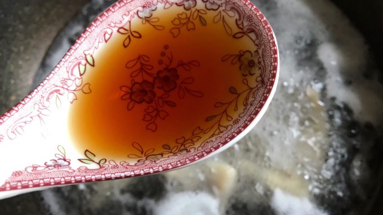 秘制红烧鸡爪,清水煮开后,加入一大汤勺料酒