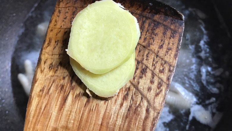 秘制红烧鸡爪,加入两片生姜