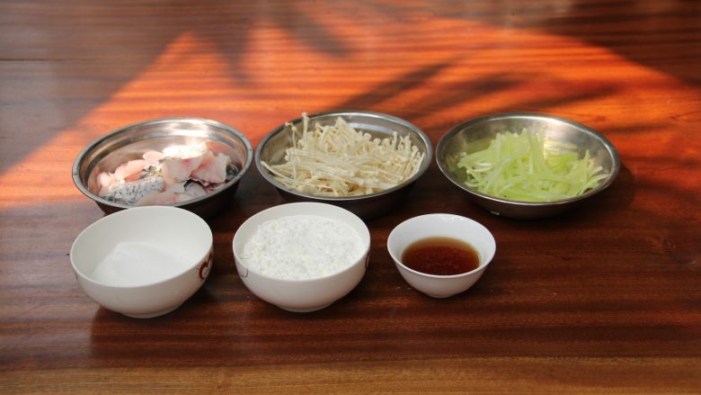 青花椒鱼的做法,先将与去骨片成薄片,加盐、料酒淹30分钟入味,淀粉上浆备用