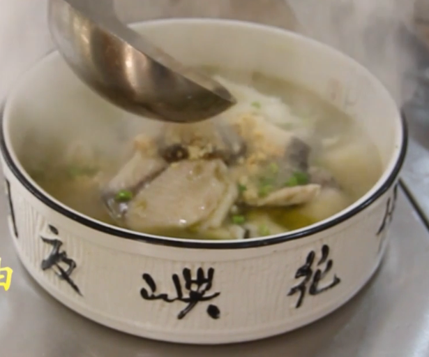 青花椒鱼的做法,加入青花椒鱼调味料20克,少许蒜沫香葱粒,淋上热油即可