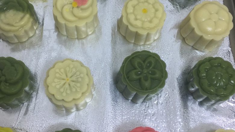 桃山皮月饼,所有的月饼都压成形状后,表面喷一些水。