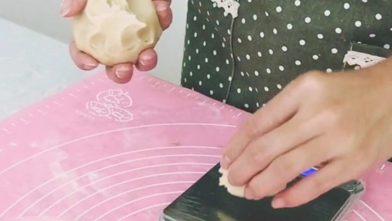 桃山皮月饼,我的模具是50克的。所以皮和馅的比例我是按照2:3 也就是桃山皮20克,馅料30克。电子秤包上一层保鲜膜,开始称重。