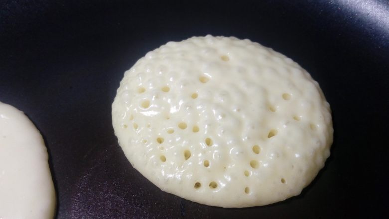 原味松饼,用小火煎至有许多小泡泡时翻面。