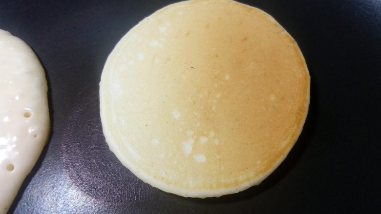 原味松饼, 然后翻面煎10秒左右,松饼会有明显的鼓起铲起就可以。
