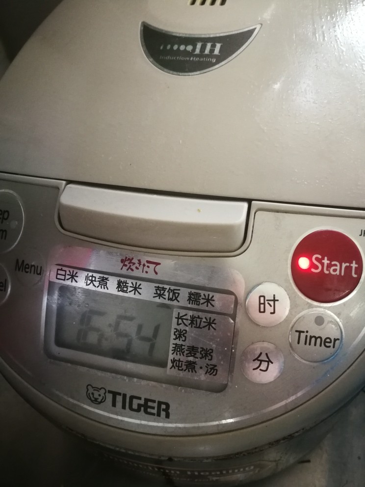 猪油咸肉香肠菜饭,把咸肉香肠丁一起放入浸好的米里,入电饭锅调菜饭档,没有菜饭档的直接烧饭档就可以。(有的做法是把香肠咸肉在油锅里煸炒,我喜欢简单直接一起入锅)