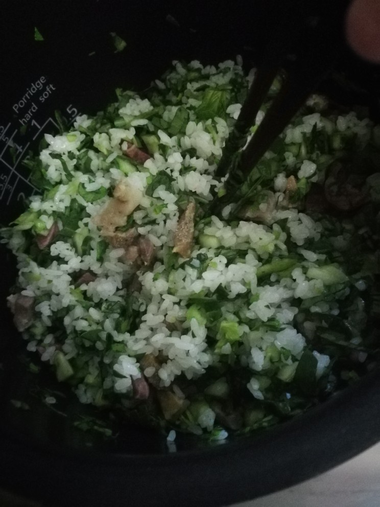 猪油咸肉香肠菜饭,加入青菜用筷子拌匀后继续焖煮。(可酌情加入盐调味)