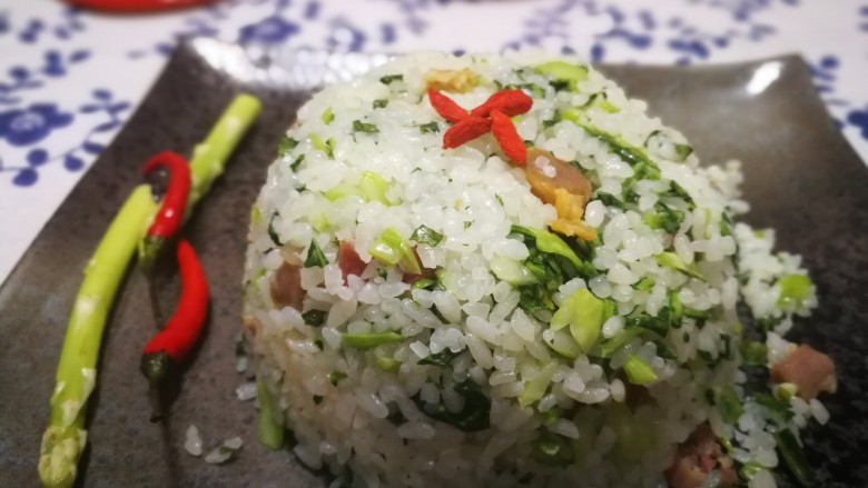 猪油咸肉香肠菜饭,摆盘美照来一张😝,拌了猪油的菜饭赶紧趁热享用吧,绝配是猪蹄黄豆汤,不过今晚我的搭档是海底椰龙骨鳄鱼汤啦👍