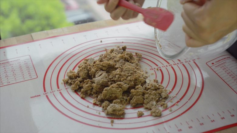红糖消化饼干,将面团转移到操作台上,用手团成一个球