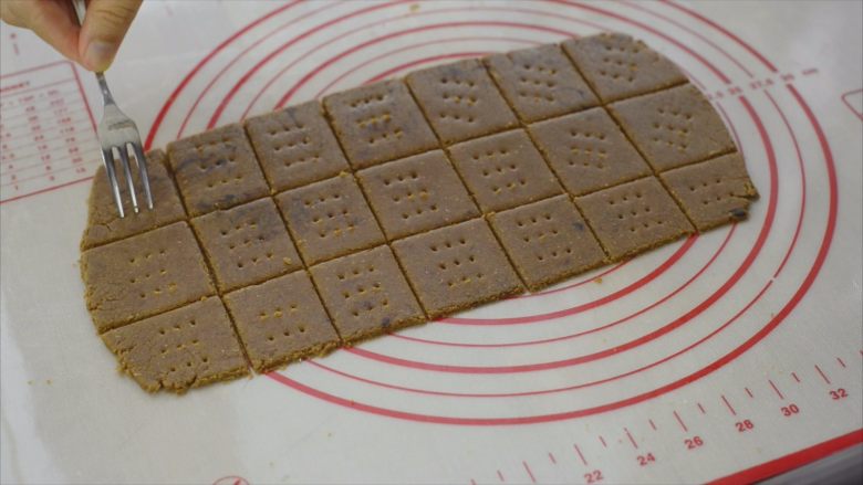 红糖消化饼干,用叉子扎小孔,防止烤的时候凸起