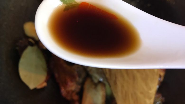 红烧排骨,加入一勺陈醋,一勺生抽