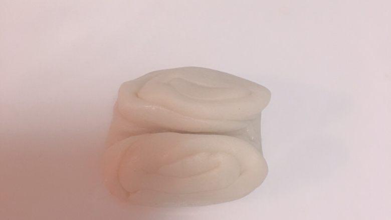 酥皮鲜肉月饼,松弛后,取一个面团压扁,擀圆.