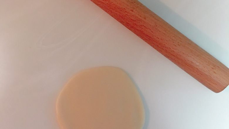 酥皮鲜肉月饼,拿一个水油皮的面团 ,擀成圆形