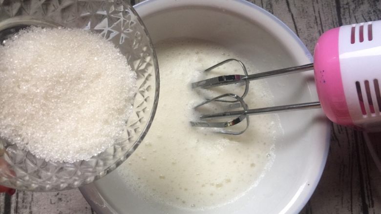 酸奶起司蛋糕,打发成白色二次加入白糖,继续打发