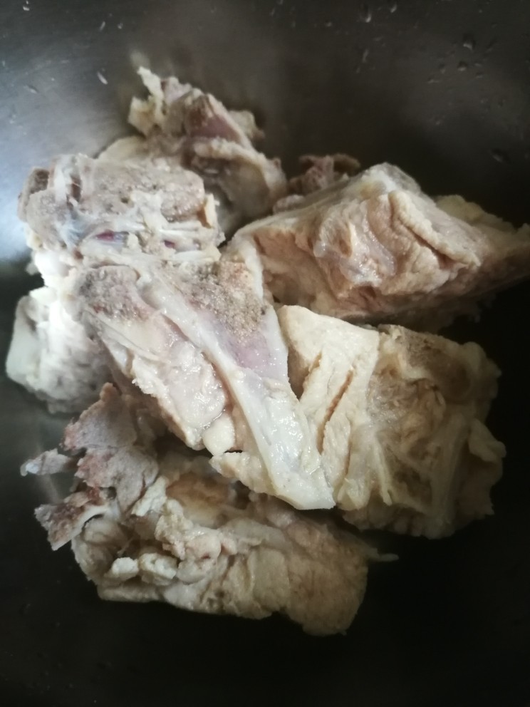 #一碗汤# 海底椰龙骨煲鳄鱼肉,焯水后龙骨用温水再次洗净备用。