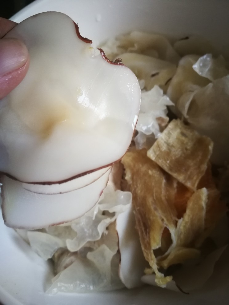 #一碗汤# 海底椰龙骨煲鳄鱼肉,鱼干浸泡会儿后可以把所有食材入锅了,加入海底椰。