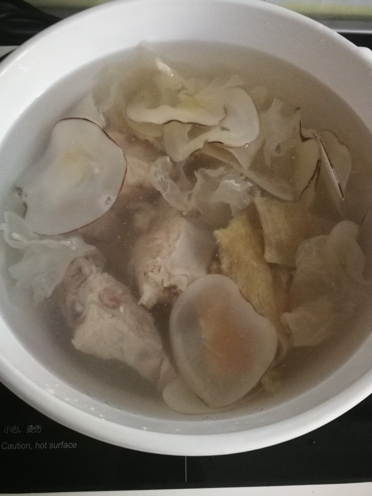 #一碗汤# 海底椰龙骨煲鳄鱼肉,所有食材入锅,加冷水。