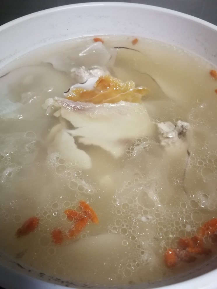 #一碗汤# 海底椰龙骨煲鳄鱼肉,烧开后慢慢小火炖,至少两小时。中途可加入<a style='color:red;display:inline-block;' href='/shicai/ 673'>枸杞</a>。