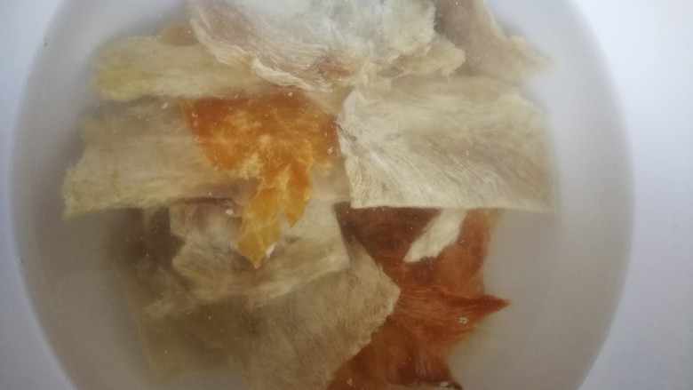 #一碗汤# 海底椰龙骨煲鳄鱼肉,用水浸泡一会儿。(也可以不浸泡)