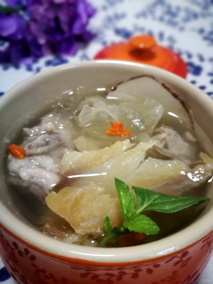 #一碗汤# 海底椰龙骨煲鳄鱼肉,经过两三小时的慢炖,滋补靓汤已经好啦😄