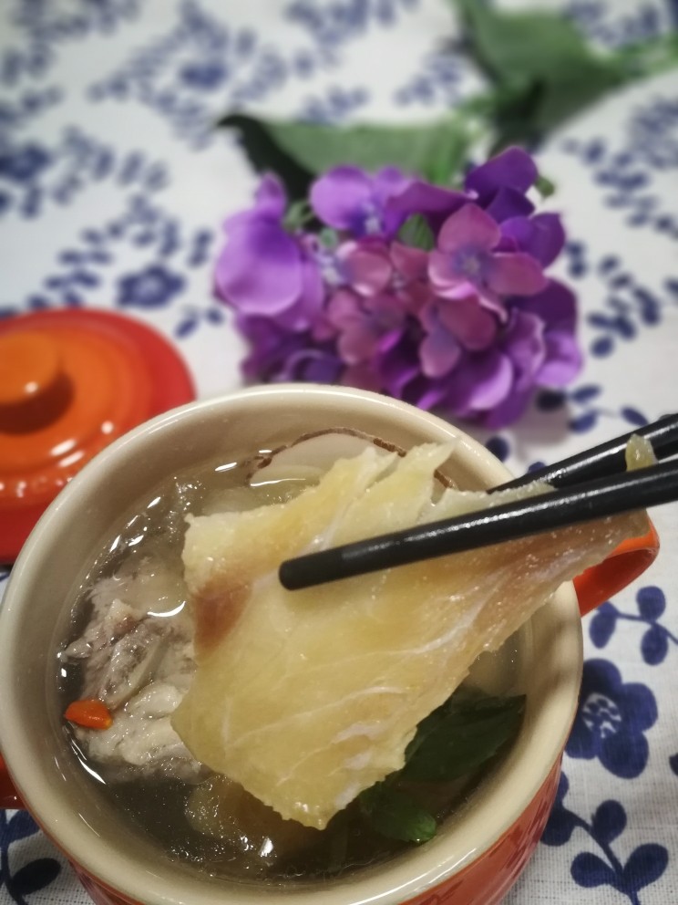 #一碗汤# 海底椰龙骨煲鳄鱼肉,喝口鲜美的汤,夹一块鳄鱼肉,虽然鱼肉没什么味道了,但是有点嚼劲哒啊😝
