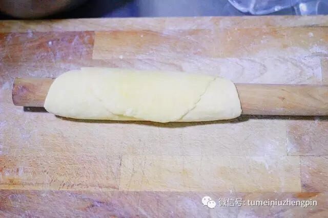 正宗老北京炸酱面,擀开的面皮卷擀面杖上,一边擀手一边往两边搓。
