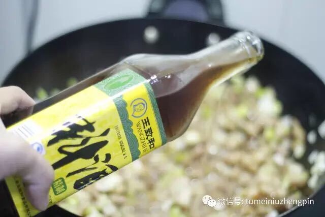 正宗老北京炸酱面,加料酒去腥,没有料酒用汾酒最好,没有汾酒用啤酒,什么酒都没有只能直接加水了,那味道会差一点。