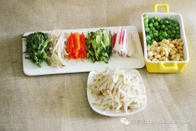 正宗老北京炸酱面,香椿用热水吊一下,切段儿,豆芽,豌豆,黄豆需要放锅里煮一下,黄豆要提前一天泡好再煮,黄瓜,胡萝卜,红萝卜切丝。看到这里,估计你们都嫌麻烦了,好吧,想偷懒面码只切黄瓜丝就好了。