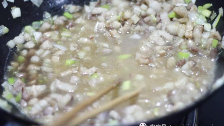 正宗老北京炸酱面,我加了多半瓶料酒,没过了肉丁。