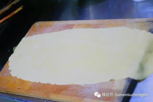 正宗老北京炸酱面,因为是用鸡蛋活的面，煮熟以后面会很有咬劲儿，很滑，所以面皮要擀的薄厚适中。