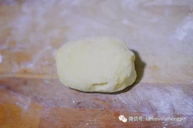 正宗老北京炸酱面,这个时候面已经醒好啦,这是两人份的大小,只有多多吃,切一半拿出来擀面。
