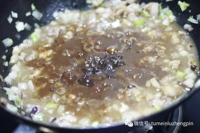 正宗老北京炸酱面,锅开后放黄酱,这个黄酱是多多买的调好的,直接入锅就可以。但我更喜欢用干黄酱,自己加水打开成黄酱,这样酱的浓度香度自己可以掌控。