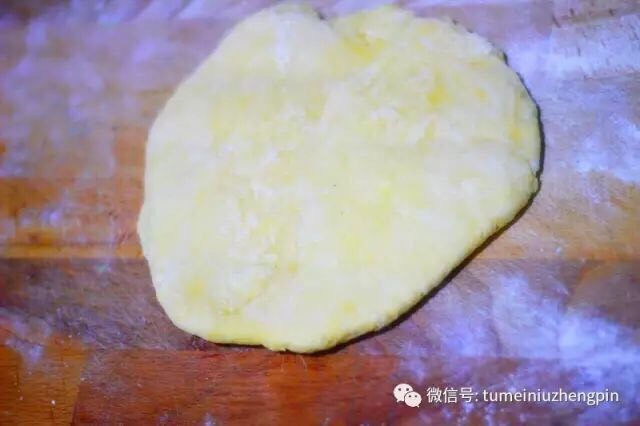 正宗老北京炸酱面,醒过的面团还是比较硬的,不用担心会粘案板,加一点薄面擀开。