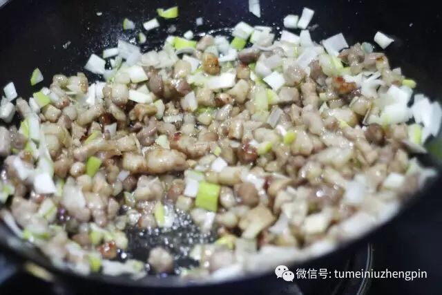 正宗老北京炸酱面,
葱花爆香,这个时候从你的厨房飘出去的香味儿,已经足以把别人的馋虫勾搭出来