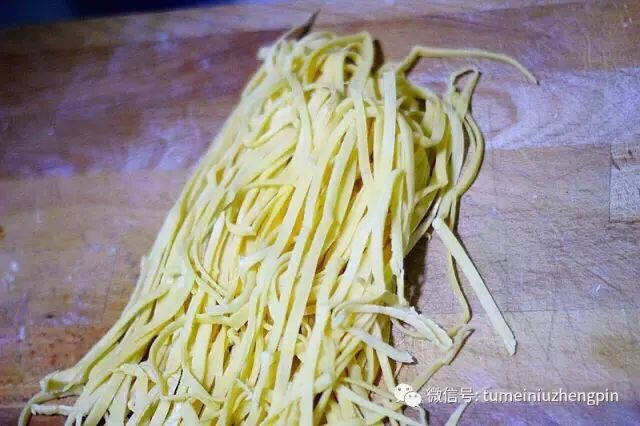 正宗老北京炸酱面,面条搞定啦,这个时候熬炸酱的锅味道已经很香了。继续咕嘟着准备面码。