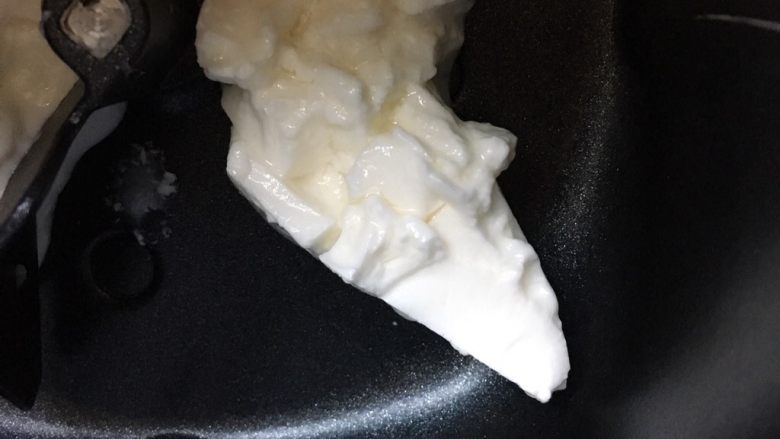 蜜豆酸奶手撕小面包,除黄油外的材料放入面包机。酸奶是这种稠的。面包机揉面,液体在下,糖和盐对角线放,最后放高筋面粉。