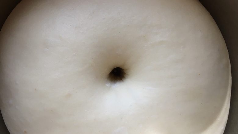 蜜豆酸奶手撕小面包,发酵好的面团用手指沾面粉在面团中间戳个洞,不回弹不回缩就是好了。